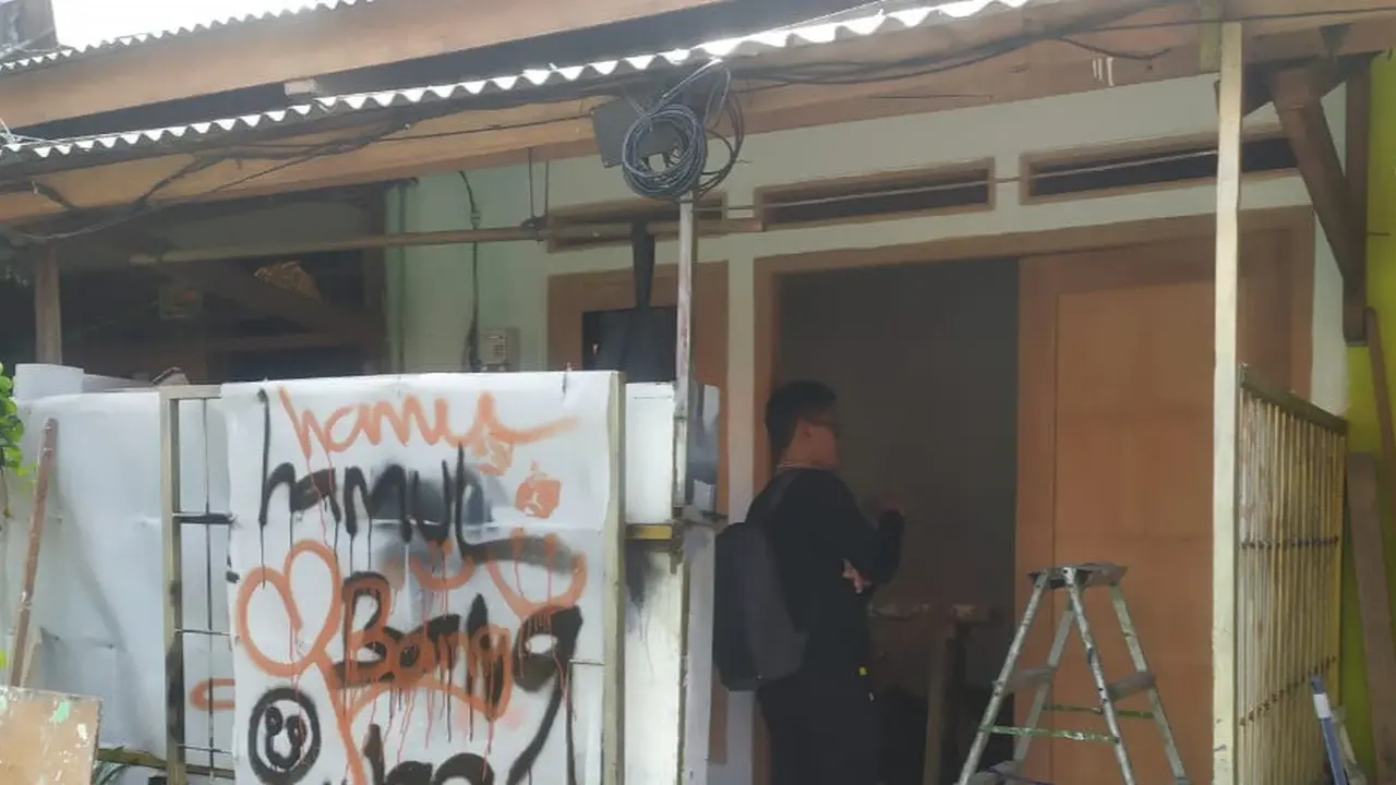 Keluarga Muhammad Fajri (27), pria obesitas dengan bobot 260 kilogram, tengah merenovasi pintu rumah yang sehari-hari ditinggalinya.