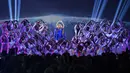 Carrie Underwood saat tampil di panggung CMA Awards 2018 di Bridgestone Arena, Nashville, Tennessee, AS, Rabu (14/11). Carry membawakan lagu 'Love Wins' di panggung CMA Awards 2018. (Michael Loccisano/Getty Images/AFP)