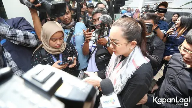 7 Potret Rumah Duka Ashraf Sinclair, Teman Artis Berdatangan dan Banyak Karangan Bunga