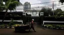 Suasana rumah dinas Edhy Prabowo setelah satu hari tertangkap KPK, di Jalan Widya Chandra V, no 26, Jakarta, Kamis (26/11/2020). KPK menetapkan Menteri Kelautan dan Perikanan Edhy Prabowo sebagai tersangka korupsi suap Izin Ekspor Benih Lobster di KKP. (Liputan6.com/Johan Tallo)