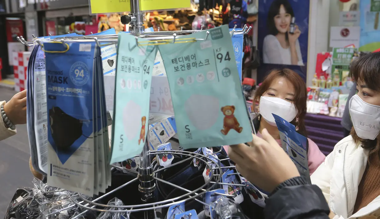 Dua wanita membeli masker wajah di sebuah toko di Seoul, Korea Selatan (28/1/2020). Penyebaran wabah virus corona berimbas pada peningkatan penjualan masker pelindung, sehingga bisnis ini berkembang pesat di Asia. (AP Photo/Ahn Young-joon)