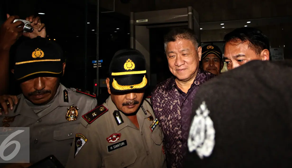 Chairman Agung Sedayu Group Sugianto Kusuma alias Aguan usai menjalani pemeriksaan oleh KPK, Jakarta, Rabu (13/4). Aguan yang mengenakan kemeja batik ungu tenggan berkomentar terkait pemeriksaan yang dijalaninya. (Liputan6.com/Immanuel Antonius)