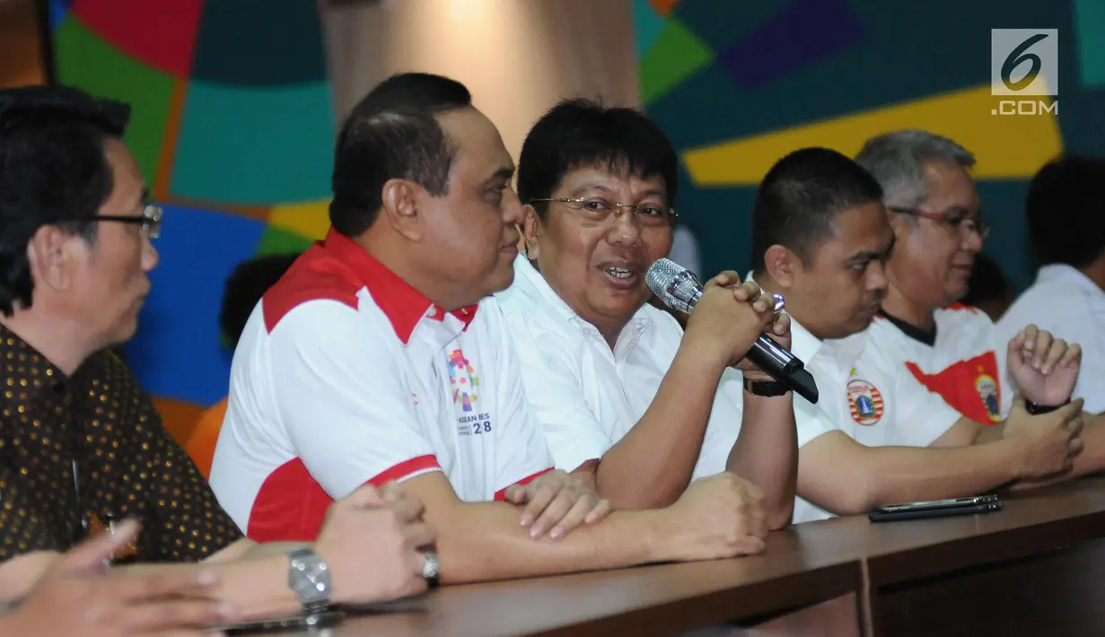 Direktur Utama Persija Jakarta, Gede Widiade (tengah) memberi keterangan jelang syukuran gelar juara Piala Presiden 2018 bersama Dewan Pembina Persija Komjen Pol Syafruddin di Jakarta, Senin (19/2). (Liputan6.com/Helmi Fithriansyah)