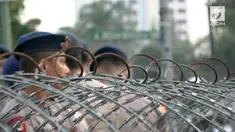 Mengantisipasi banyaknya massa yang datang pada demo Palestina polisi memblokade sejumlah jalan protokol dan mengalihkan lalu lintas ke jalur-jalur alternatif