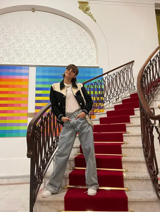 Tampil sporty casual ala Lisa BLACKPINK dengan memadukan crop top, baseball jacket, boyfriend jeans. [Foto: IG/lalalalisa_m].