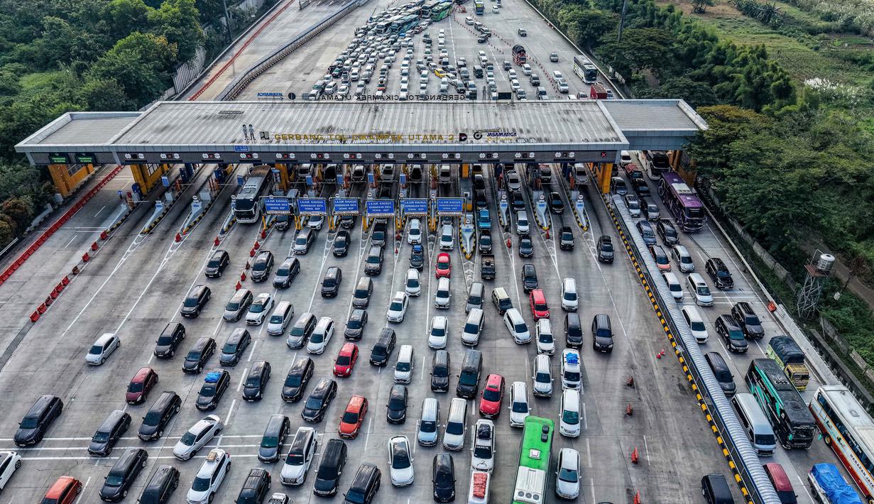 Foto udara menunjukkan kendaraan yang terjebak kemacetan di gerbang tol Cikampek Utama 2, Jawa Barat, pada Selasa 17 Maret 2026. Arus mudik Lebaran 2026 mulai menunjukkan peningkatan signifikan. (BAY ISMOYO/AFP)