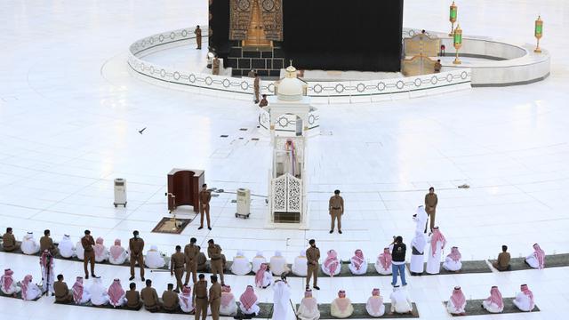 FOTO: Masjidil Haram Gelar Salat Id dengan Jemaah Terbatas