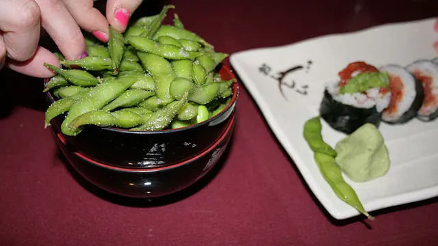 Semangkuk kacang edamame