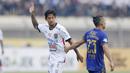 Striker Bali United, Irfan Bachdim, dikawal Gelandang Persib, Kim Kurniawan, pada laga Liga 1 Indonesia di Stadion Si Jalak Harupat, Bandung, Kamis (21/9/2017). Persib bermain imbang 0-0 dengan Bali United. (Bola.com/M Iqbal Ichsan)