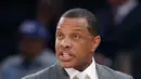 Aksi pelatih New Orleans Pelicans, TAlvin Gentry memberikan instruksi kepada pemainnya saat melawan New York Knicks pada laga NBA basketball game di Madison Square Garden, New York (9/1/2017). Pelicans menang 110-96.  (AP/Kathy Willens)