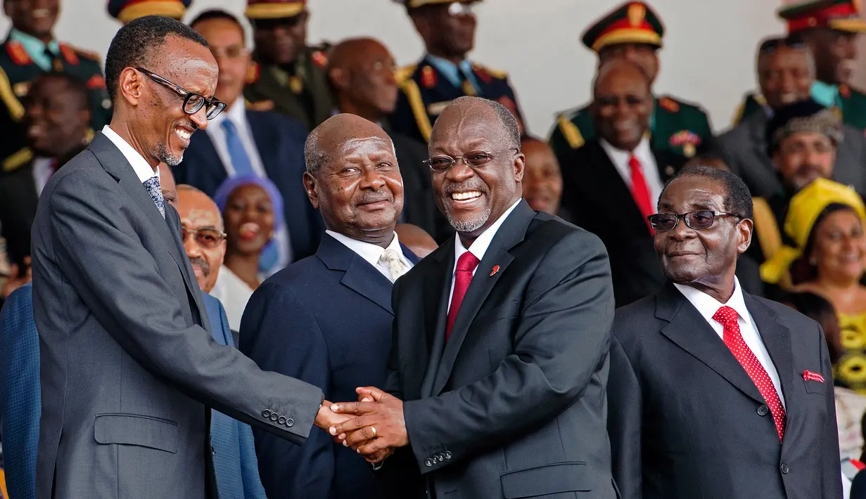Presiden Tanzania John Magufuli menerima ucapan selamat dari Presiden Rwanda Paul Kagame saat upacara pelantikan di Dar es Salaam, 5 November 2015. Magufuli adalah presiden ke-5 Tanzania sejak negara itu merdeka dari Inggris tahun 1961 (DANIEL HAYDUK/AFP)