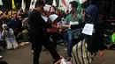 Mahasiswa BEM Seluruh Indonesia melakukan aksi teatrikal di depan Istana Negara, Jakarta, Kamis (20/11/2014). (Liputan6.com/Johan Tallo)