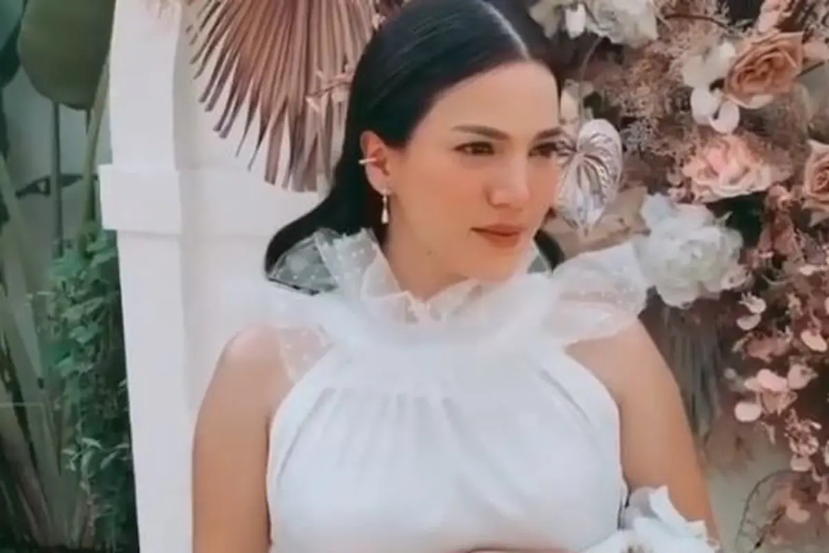Jelang Melahirkan, Ini 7 Potret Maternity Shoot Alice Norin Bernuansa Bunga