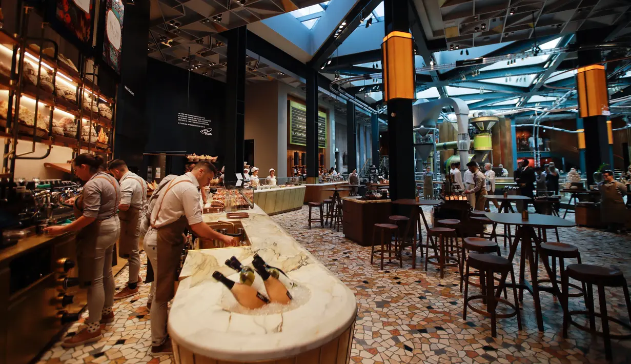 Dalam foto yang diambil pada 4 September 2108, memperlihatkan tampilan dari gerai pertama Starbucks di Milan, Italia. Gerai Starbucks Milan menawarkan pelanggan menyaksikan proses pengolahan biji kopi hingga menjadi sajian kopi di gelas. (AP/Luca Bruno)