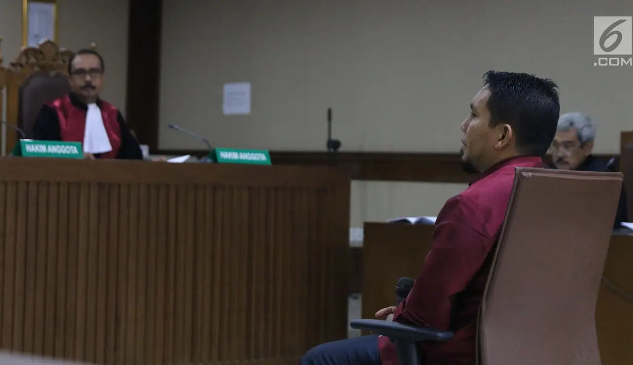 Bupati Bener Meriah, Ahmadi saat menjalani sidang perdana kasus dugaan suap alokasi dan penggunaan anggaran Dana Otonomi Khusus Aceh di Pengadilan Tipikor, Jakarta, Kamis (27/9). Sidang mendengar pembacaan dakwaan JPU. (Liputan6.com/Helmi Fithriansyah)