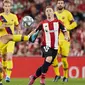 Pemain Barcelona,  Carles Alena mengontrol bola dari kawalan dua pemain Athletic Bilbao, Unai Lopez dan Iker Muniain selama pertandingan perdana La Liga Spanyol di Stadion San Mames, Sabtu (17/8/2019). Bilbao menang tipis atas Barcelona dengan skor 1-0. (AP Photo/Ion Alcoba Beitia)