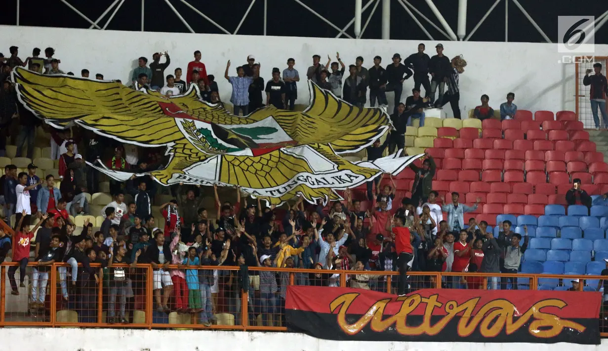 Suporter membentangkan lambang negara Garuda Pancasila jelang menyaksikan laga Timnas Indonesia U-16  melawan Singapura U-16 di Stadion Wibawa Mukti, Kab Bekasi, Kamis (8/6). Indonesia U-16 menang telak 4-0. (Liputan6.com/Helmi Fithriansyah)