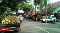 Beberapa pedagang durian sudah menempati jalan Gajahmada Kota Malang, (Imadudin M/TIMES Indonesia)