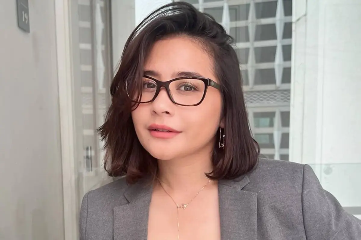 Bu Dosen Pakai Kacamata, Penampilan Prilly Latuconsina Ini Dipuji Makin Menawan