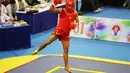 Atlet Wushu Indonesia, Yusuf Widiyanto melompat gembira usai meraih medali emas pada Kejuaraan Dunia Wushu 2015 di Istora, Senayan, Jakarta, Selasa (17//11/2015). (Bola.com/Nicklas Hanoatubun)