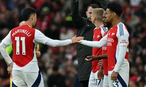 Bek Arsenal asal Ukraina bernomor punggung 17, Oleksandr Zinchenko, penyerang Arsenal asal Inggris bernomor punggung 30, Raheem Sterling, dan gelandang Arsenal asal Inggris bernomor punggung 53, Ethan Nwaneri, bersiap untuk masuk sebagai pemain pengganti saat gelandang Arsenal asal Brasil bernomor punggung 11, Gabriel Martinelli, meninggalkan lapangan setelah ditarik keluar dalam pertandingan Liga Inggris antara Arsenal dan Bournemouth di Stadion Emirates, London, pada 3 Mei 2025. (Glyn KIRK/AFP)