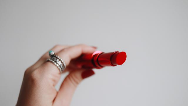 [Fimela] Ilustrasi lipstik merah
