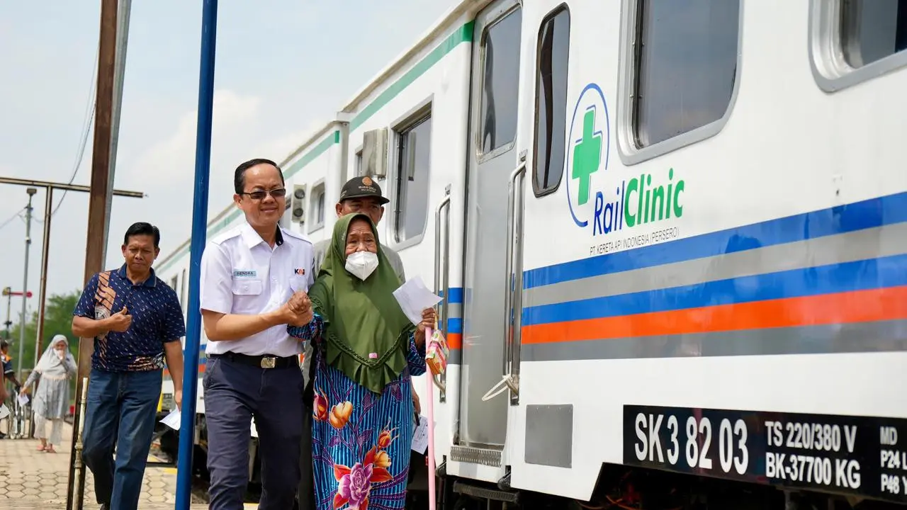 Pemberian pelayan kesehatan bagi warga di dalam kereta oleh PT KAI Divre IV Tanjungkarang. Foto : (Istimewa).
