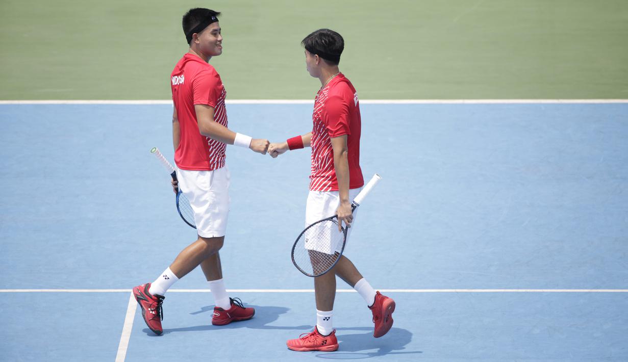 Ganda putra Indonesia, David Susanto / Anthony Susanto, saat melawan ganda putra Selandia Baru, Michael Venus / Marcus Daniell pada laga Piala Davis 2019 Grup II Zona Asia/Oceania di Stadion Tenis GBK, Jakarta, Sabtu (14/9). David / Anthony kalah 0-6 dan 2-6. (Bola.com/Vitalis Yogi Trisna)