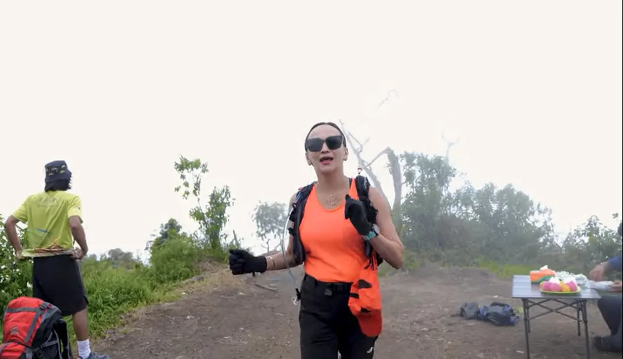 Banyak jalur untuk mendaki Merbabu, sedangkan Gladys Suwandhi bersama memilih melewati jalur Suwanting. [Youtube/Gladys Suwandhi]