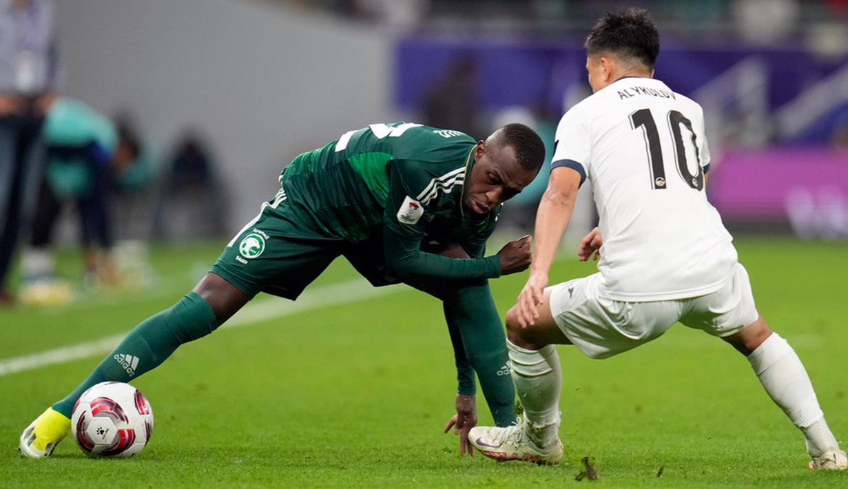 Menit ke-52, Kirgistan harus bermain dengan sembilan pemain setelah Kimi Merk juga diganjar kartu merah oleh wasit. Arab Saudi pun mendominasi penuh jalannya pertandingan. (AP Photo/Aijaz Rahi)