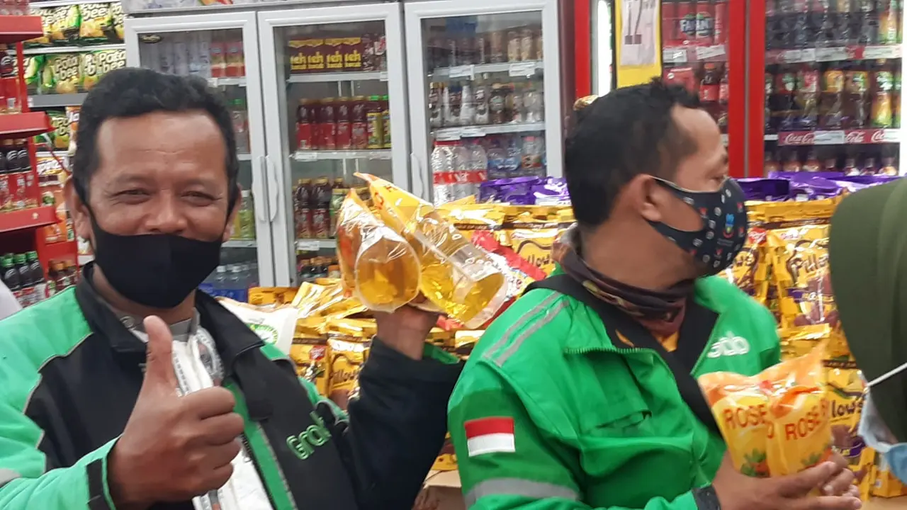 Sejumlah warga tengah mendapatkan minyak goreng dalam kemasan di salah satu supermarket Garut, Jawa Barat.