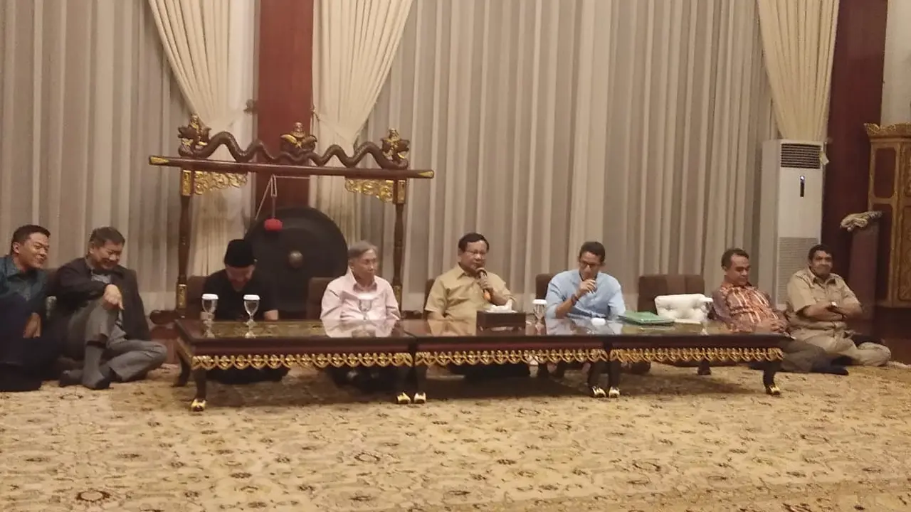 Ekonom Kwik Kian Gie bersama bakal capres Prabowo Subianto dan bakal cawapres Sandiaga Uno