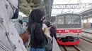 <p>Penumpang menunggu rangkaian KRL di Stasiun Manggarai, Jakarta, Sabtu (17/12/2022). Pemerintah berencana menaikkan harga tiket Commuter Line (KRL) pada 2023. Plt Direktur Jenderal Perkeretaapian Kemenhub Risal Wasal mengatakan, pihaknya sudah menyiapkan sejumlah aturan terkait kenaikan tarif KRL. (Liputan6.com/Magang/Aida Nuralifa)</p>