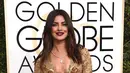 Bintang Bollywood Priyanka Chopra berpose di karpet merah ajang Golden Globe 2017 di California, Minggu (8/1). Menyempurnakan penampilannya, bintang Quantico ini memakai kalung putih yang melingkar indah di lehernya. (Jordan Strauss/Invision/AP)