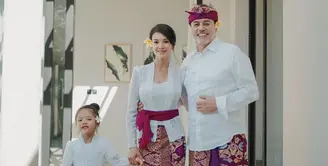 Farah Quinn baru tampil dengan kebaya kutu baru putih dipadukan obi magentanya. Semakin elegan dengan bawahan kain Bali keunguan. @farahquinnofficial