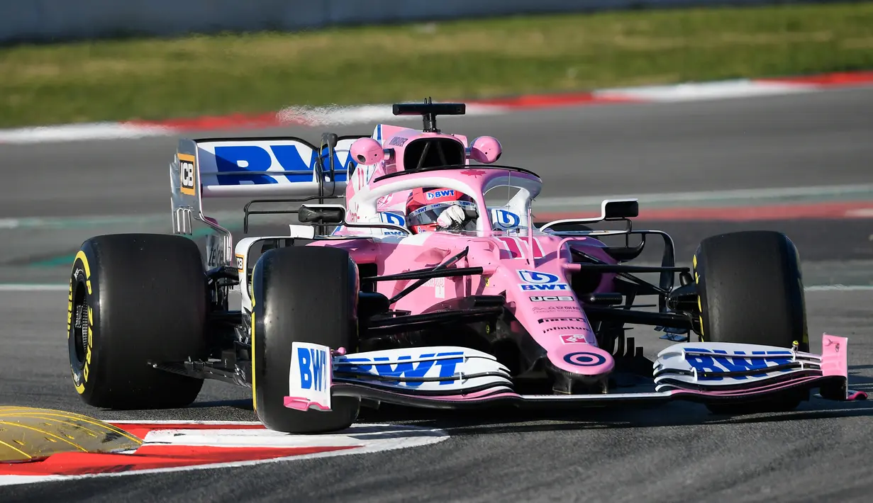 Pembalap Racing Point Sergio Perez saat tes pramusim Formula 1 (F1) hari pertama di Circuit de Catalunya, Montmelo, Spanyol, Rabu (19/2/2020). Sergio Perez menempati peringkat ketiga dengan waktu 1 menit 17,375 detik. (GEN LLUIS/AFP)