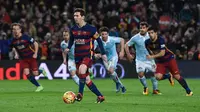 Striker Barcelona, Lionel Messi, memberikan operan kepada Luis Suarez saat mendapatkan penalti menghadapi Celta Vigo di Camp Nou, Barcelona, Senin (15/2/2016) dini hari WIB. (AFP/Josep Lago)