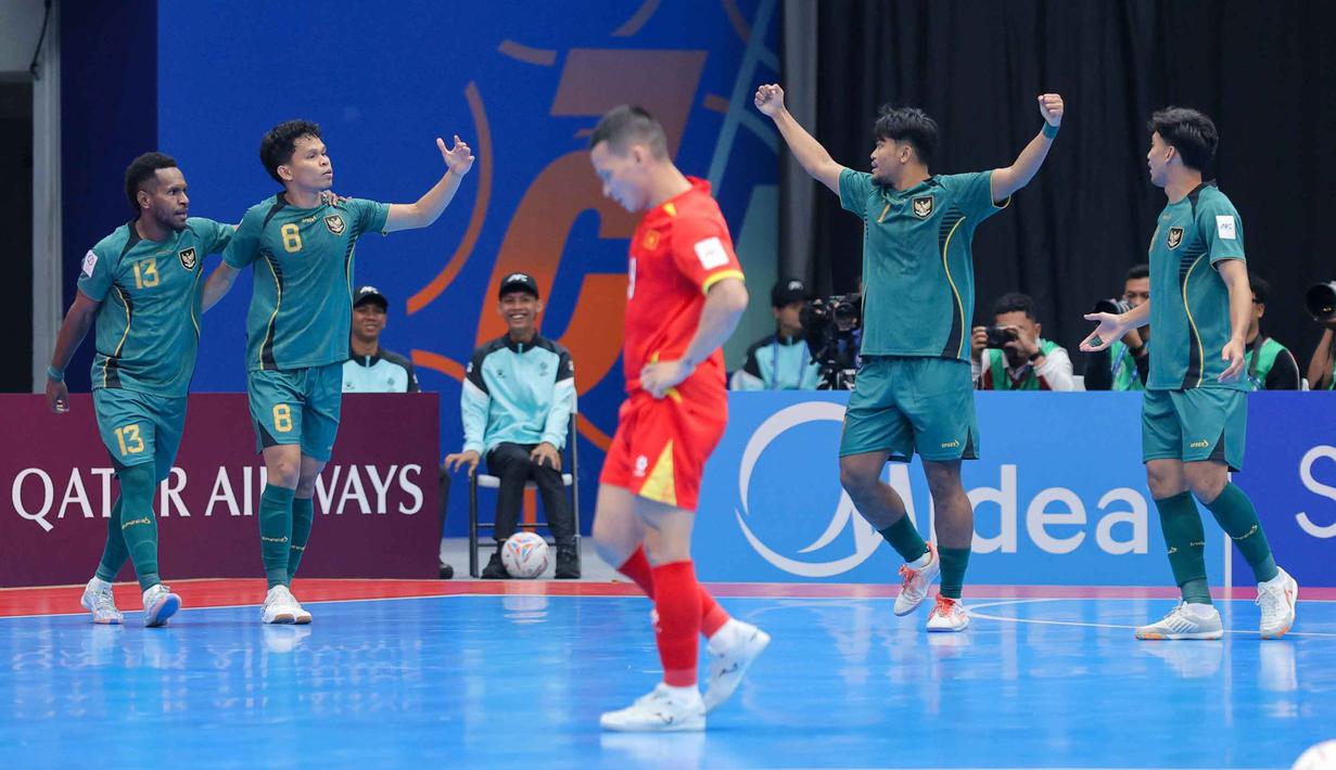 Pemain Timnas Futsal Indonesia merayakan keunggulan atas Vietnam pada babak perempat final Piala Asia Futsal 2026 di Indonesia Arena, Kompleks Gelora Bung Karno, Senayan, Jakarta, Selasa (3/2/2026). Timnas Futsal Indonesia memastikan lolos ke semifinal AFC Futsal 2026. (Bola.com/Bagaskara Lazuardi)