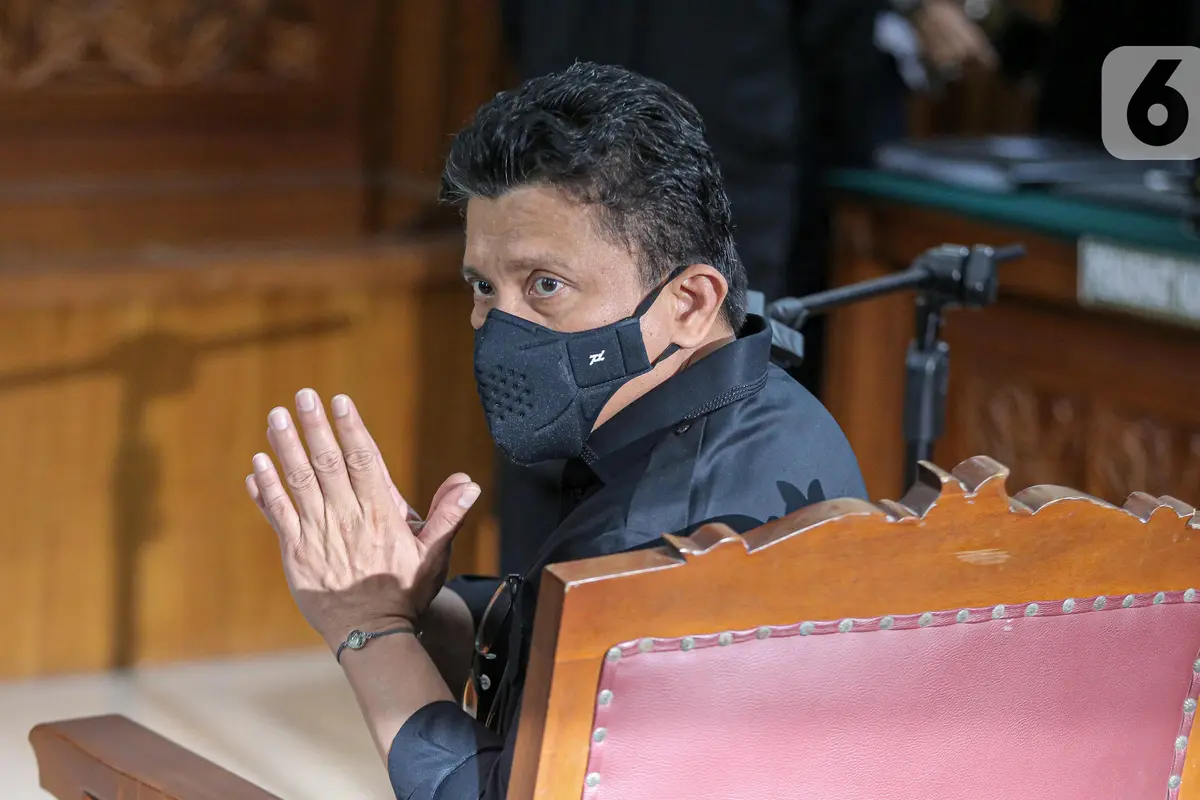 Ferdy Sambo Peluk Putri Candrawathi di Ruang Sidang