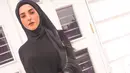 Beberapa kali mengunggah foto dengan menggunakan hijab, Tasya pun memilih untuk menggunakannya dengan sederhana. Riasan wajah dalam busana serba berwarna hitam ini pun terlihat sederhana namun tetap menawan. (Liputan6.com/IG/@tasyafarasya)