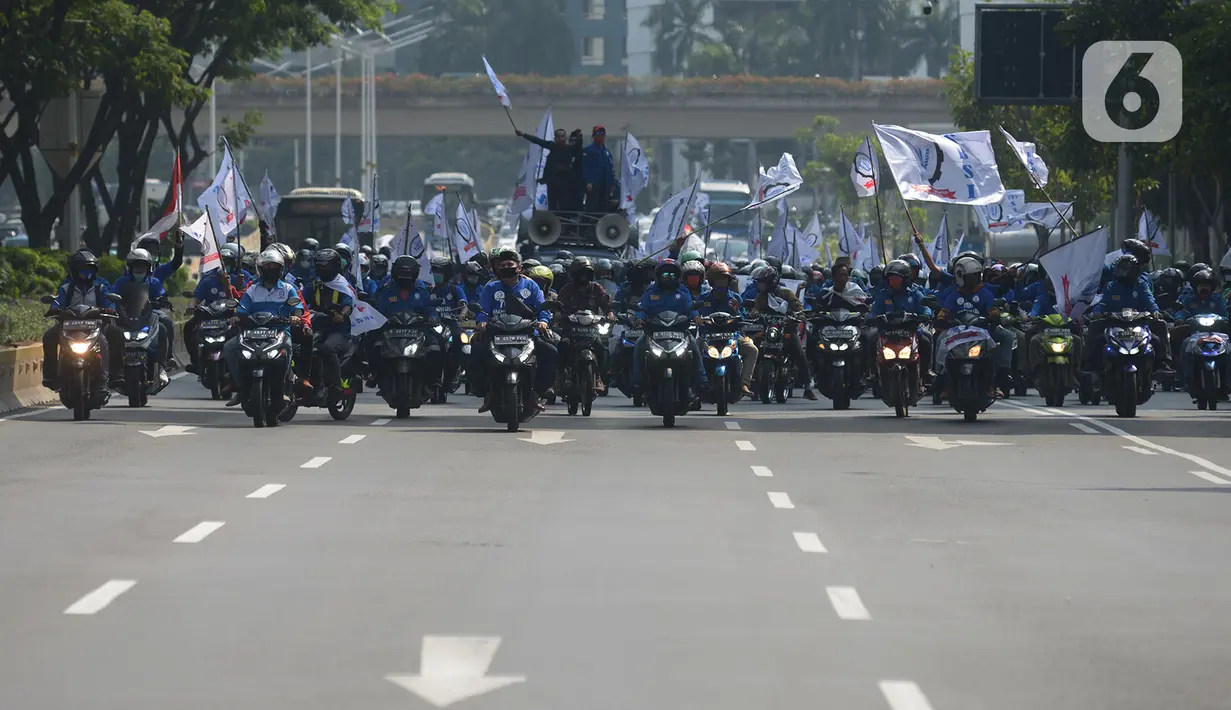 Massa dari elemen Serikat Buruh Sejahtera Indonesia (SBSI) dengan membawa atribut menuju gedung DPR/MPR, Jakarta, Kamis (8/10/2020). Mereka berencana demonstrasi di depan gedung DPR menolak pengesahan Omibus Law atau Undang-undang Cipta Kerja. (merdeka.com/Imam Buhori)