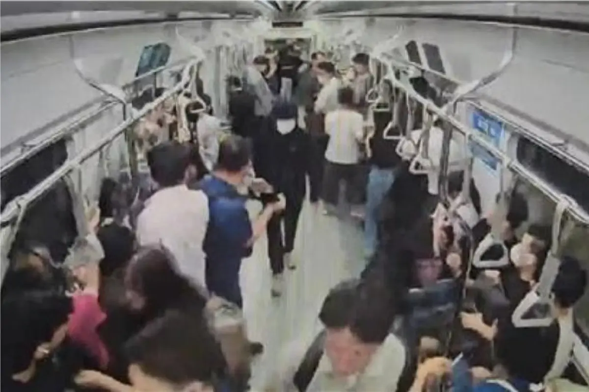 Rekaman tersangka di Korea Selatan mengenakan hoodie hitam dan masker (tengah) memicu kepanikahan terkait penikaman massal di lorong kereta bawah tanah Seoul. (Kantor Polisi Jungbu Seoul)