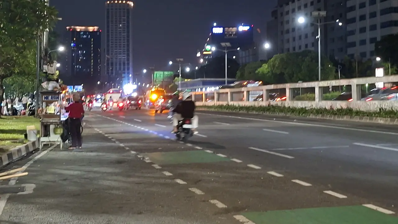 Suasana di jalan Gatot Subroto depan gedung DPR/MPR sudah kembali dibuka normal pasca ada demo buruh.
