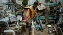 Pembersihan ini guna mempercepat kembalinya aktivitas pelayanan kesehatan kepada masyarakat, khususnya korban banjir bandang. Tampak dalam foto, seorang pekerja. membersihkan peralatan medis yang terendam air setelah banjir bandang sekitar tiga bulan lalu di Rumah Sakit Daerah Aceh Tamiang, pada Selasa 16 Desember 2025. (Yasuyoshi Chiba/AFP)