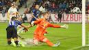 Pemain Inter Milan, Joaquin Correa (kiri) mencetak gol ke gawang RB Salzburg yang dijaga oleh Nico Mantl pada laga uji coba pramusim di Red Bull Arena, Austria, 10 Agustus 2023 WIB. (AFP/APA/Krugfoto)