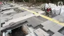 Pekerja menyelesaikan proyek revitalisasi trotoar di kawasan Kemang, Jakarta, Kamis (31/10/2019). Revitalisasi trotoar Kemang yang ditargetkan rampung pada November 2019 ini untuk memaksimalkan kenyamanan pejalan kaki dan mendongkrak aktivitas ekonomi di kawasan tersebut. (Liputan6.com/Angga Yuniar)