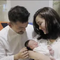 Rio Dewanto dan Atiqah Hasiholan bahagia memiliki seorang putri (Foto: Instagram)