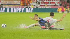 Pemain Inter Milan, Henrikh Mkhitaryan (kiri) berebut bola dengan pemain RB Salzburg, Dijon Kameri pada laga uji coba pramusim di Red Bull Arena, Austria, 10 Agustus 2023 WIB. (AFP/APA/Krugfoto)