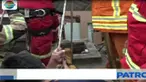Sempitnya sumur dan adanya gas berbahaya di dalam sumur, membuat petugas penyelamat menemui kesulitan.
