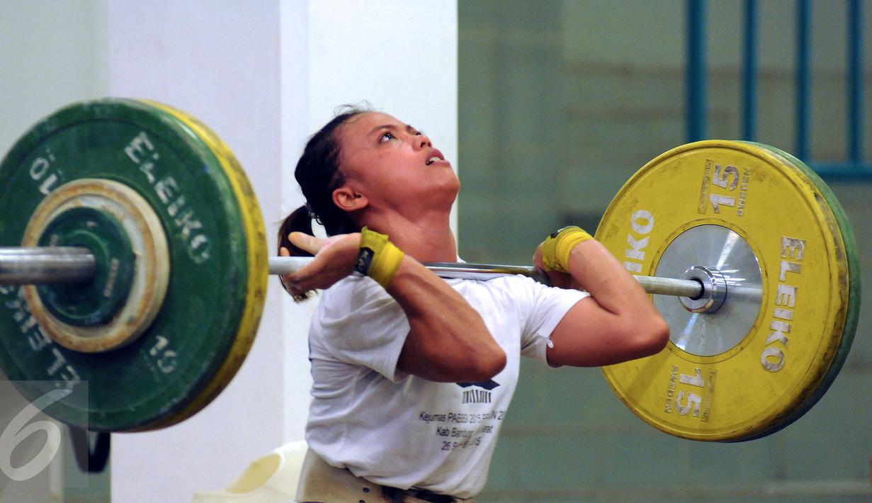 Salah satu lifter wanita saat melakukan latihan angkatan di PB PABBSI, Jakarta, Selasa (21/6/2016). Tim angkat besi dijadwalkan meninggalkan Indonesia, 8 Juli dan berlatih di Afrika Selatan hingga 28 Juli. (Liputan6.com/Helmi Fithriansyah)